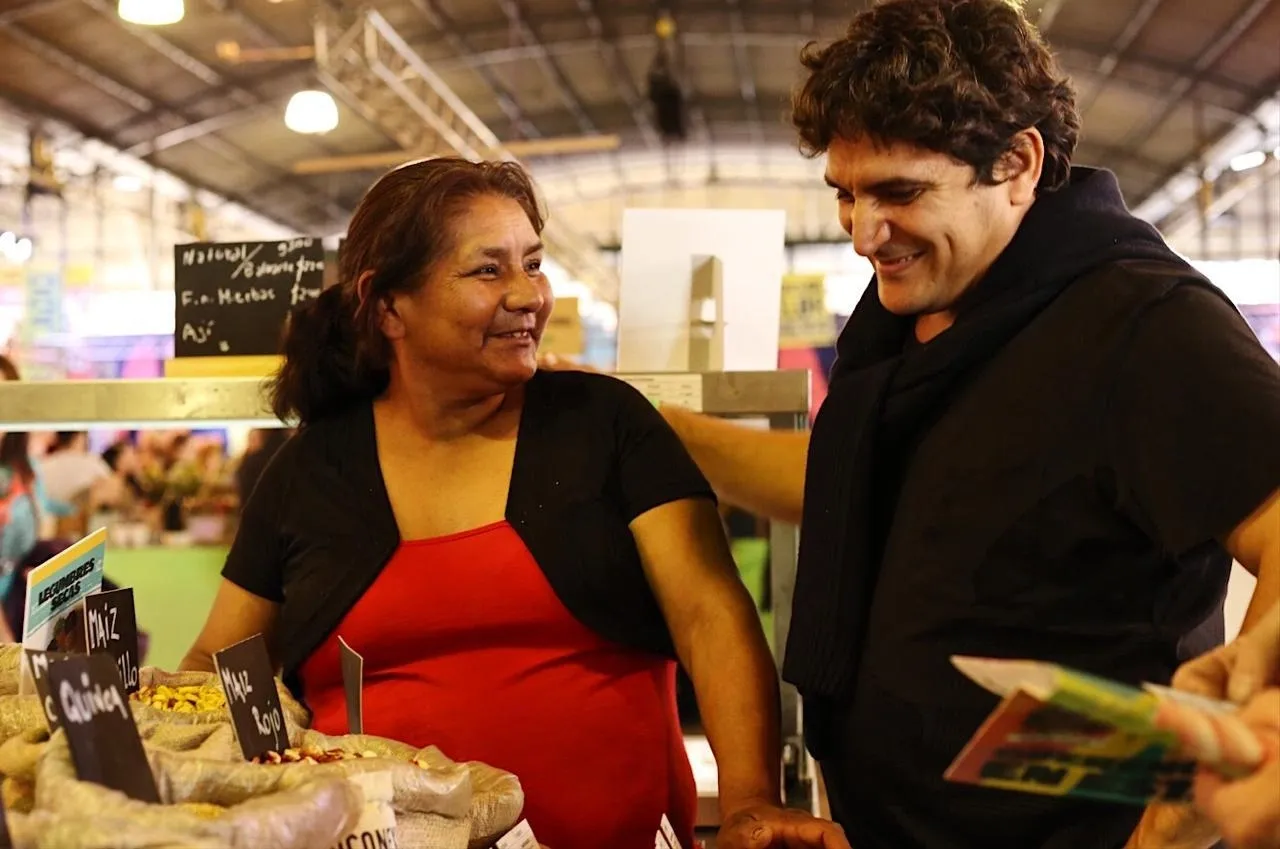 Productora y cocinero en un mercado